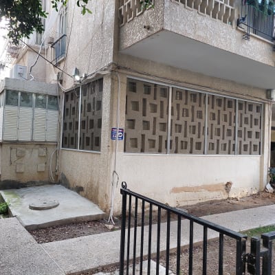 חלונות אלומיניום עם תריסים על מבנה חיצוני