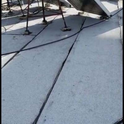 גג עם יריעות איטום וחיבורים בין לוחות.