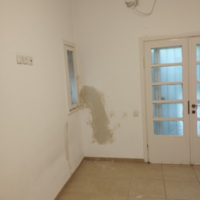 קיר עם תיקון טיח לפני צביעה