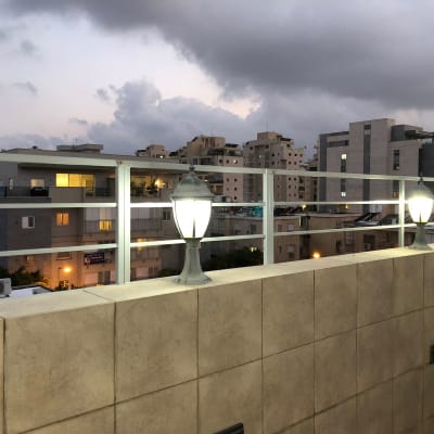 מעקה מתכת עם מנורות על גג בניין