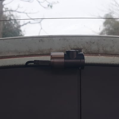 מצלמת רכב מותקנת על שמשה אחורית עם כבל מחובר