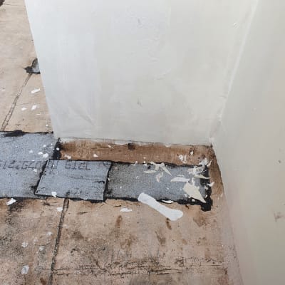 איטום פינה עם יריעות ביטומניות ולבן