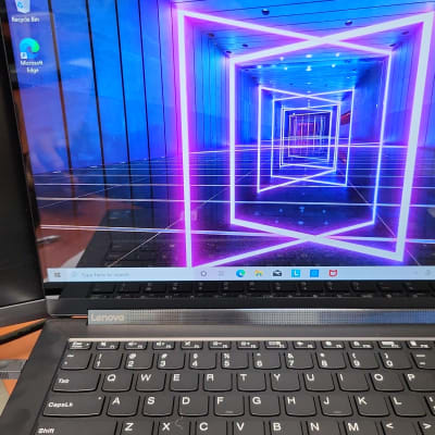 מחשב נייד לנובו עם מסך תצוגה צבעוני