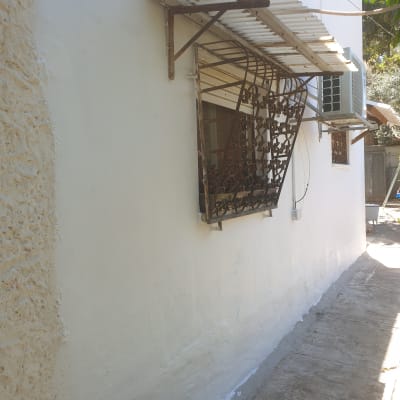 קיר אטום עם שכבת טיח חדשה