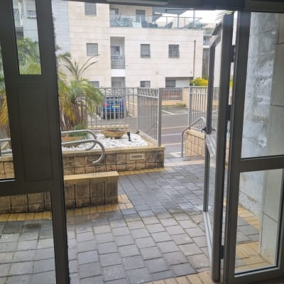 דלת אלומיניום פתוחה עם ידית מתכת