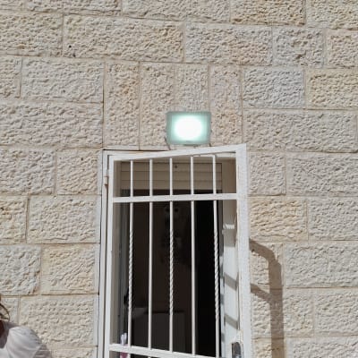 מנורת חירום מותקנת מעל דלת עם סורגים