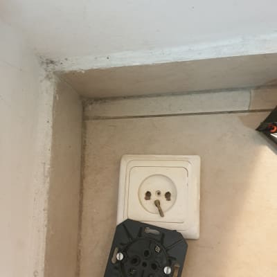 שקע חשמלי עם חלקים מפורקים על הרצפה