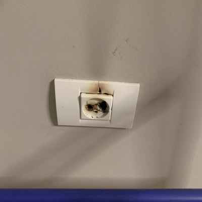 שקע חשמלי שרוף עם סימני פיח