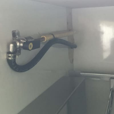 צינור גז מחובר לשסתום מתכת בקיר