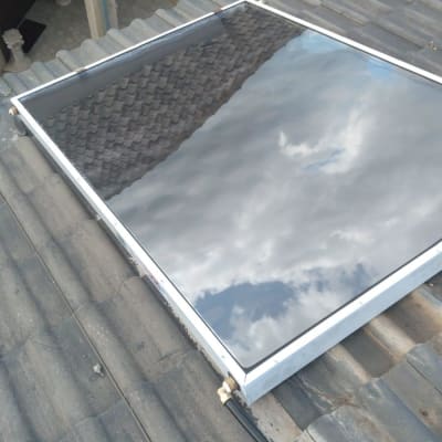 קולט שמש מותקן על גג רעפים אפור