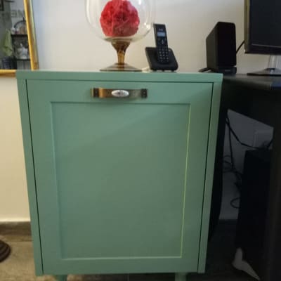 ארון עץ ירוק עם ידית מתכת