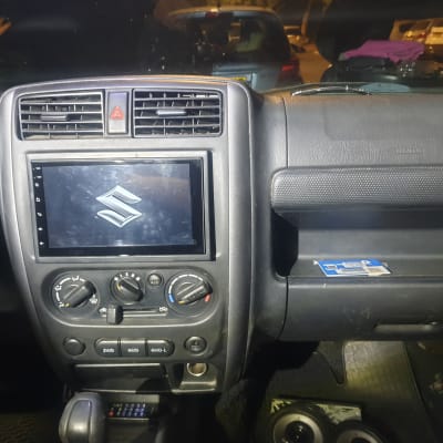 לוח מחוונים של רכב עם מסך מגע ומתגים