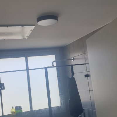 תאורה עגולה מותקנת על תקרת חדר אמבטיה