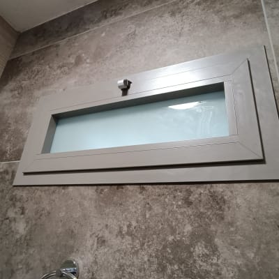 חלון אלומיניום מלבני עם זכוכית חלבית