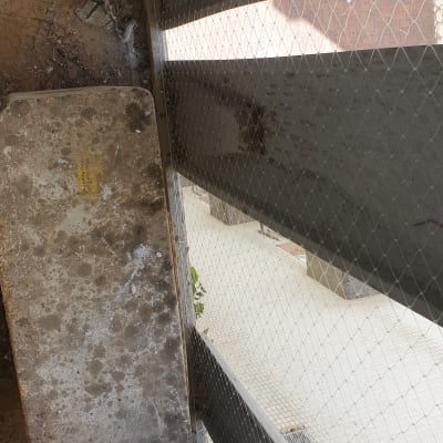 רשת מתכת מותקנת למניעת כניסת יונים