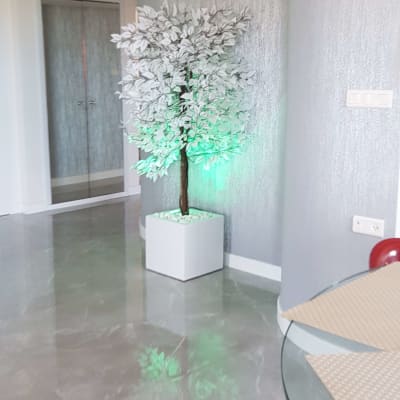 קיר עם טפט אפור ומרקם עדין