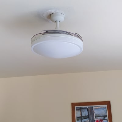 מנורת תקרה עגולה מותקנת על תקרה לבנה