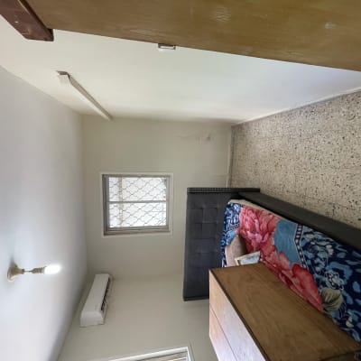 קיר צבוע בלבן עם מנורה דולקת