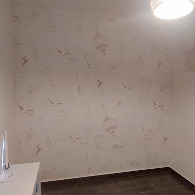 טפט עם איורים של בלונים, עננים וציפורים