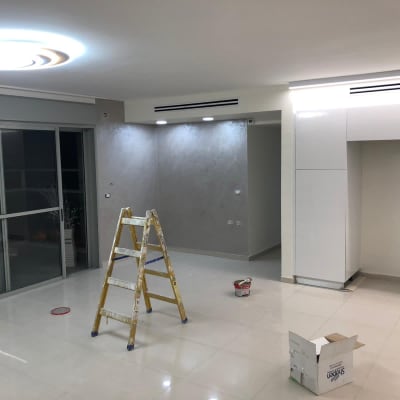 סולם, דלי צבע ומברשת בחדר מואר