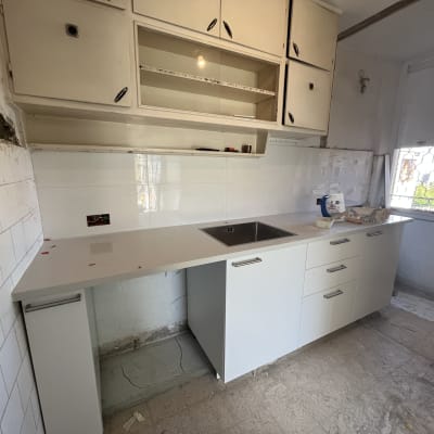 מטבח בשיפוץ עם ארונות חדשים וכיור מותקן