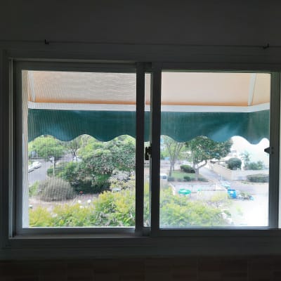 חלון אלומיניום עם מסגרת לבנה