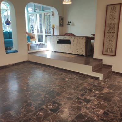 הסלון לפני הפרקט