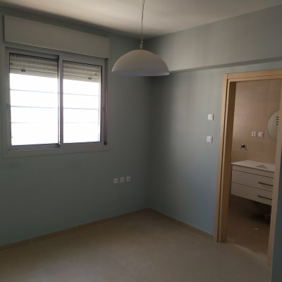 חדר צבוע בצבע תכלת עם חלון ודלת