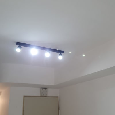 תאורת תקרה עם ארבעה נורות דולקות