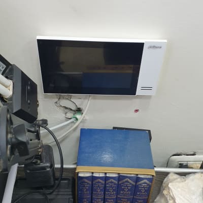 אינטרקום מותקן על קיר עם מסך שחור