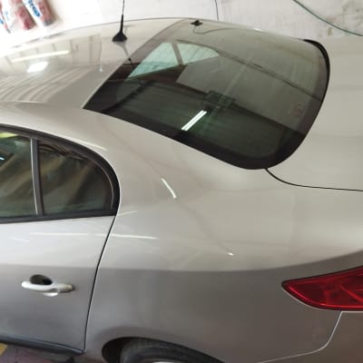 חלק אחורי של רכב עם צבע מבריק