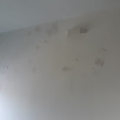 קיר עם תיקוני טיח לפני צביעה