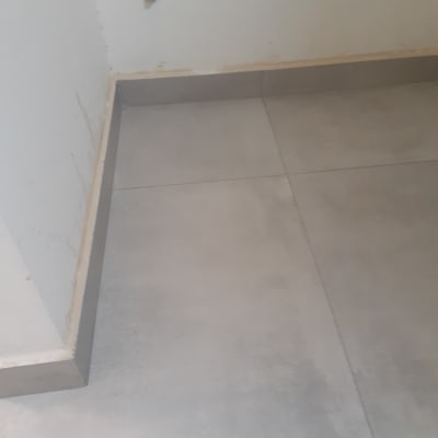 רצפה מלוכלכת עם כתמים ליד קיר