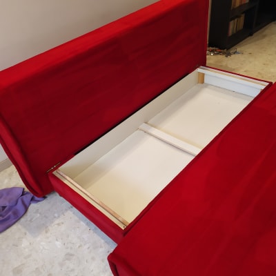 ספה אדומה עם תא אחסון פתוח