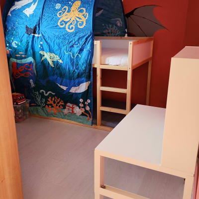 מיטת קומותיים עם סולם וחופה מעוצבת