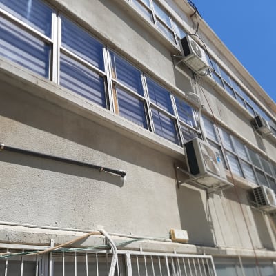 יחידות מיזוג אוויר מותקנות על קיר חיצוני של בניין