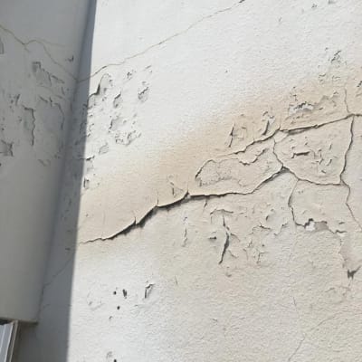 קיר עם סדקים והתקלפות צבע