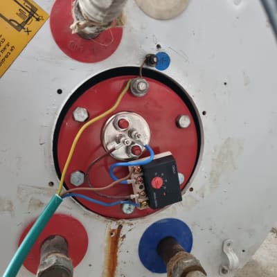 חיבורים חשמליים על דוד מים עם חוטים צבעוניים