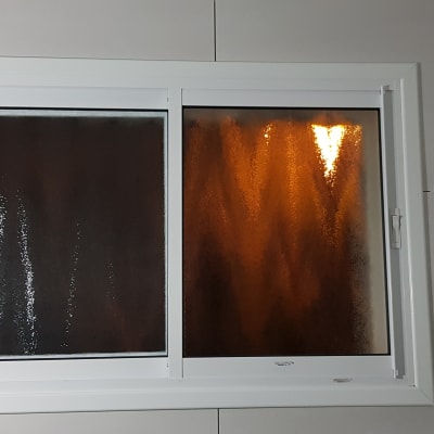 חלון אלומיניום עם זכוכית כהה