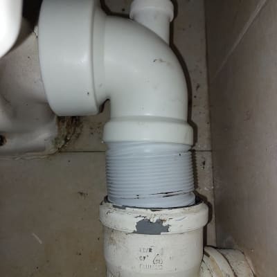 צינור פלסטיק לבן עם חיבורי אינסטלציה