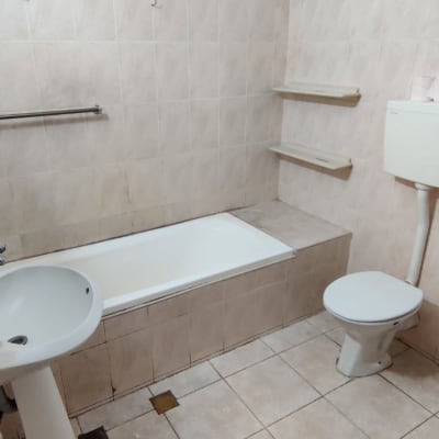 חדר אמבטיה עם כיור, אמבטיה ושירותים