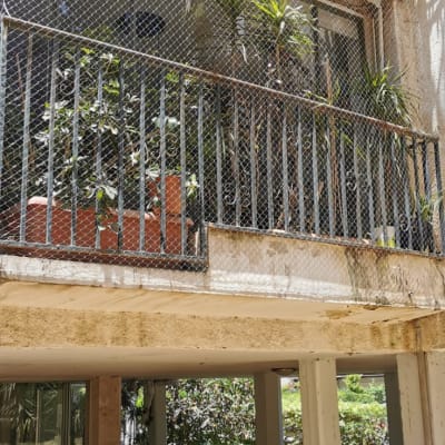 רשת מתכת על מרפסת למניעת כניסת יונים