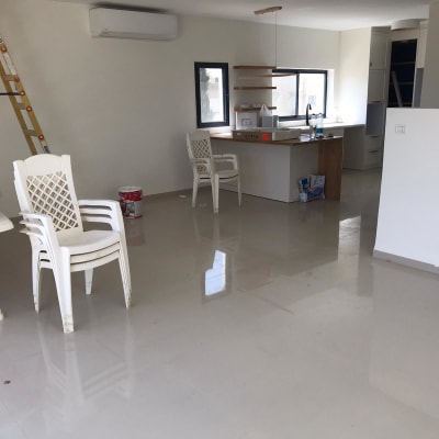 מוצרי ניקוי על שולחן, סולם, דלי צבע