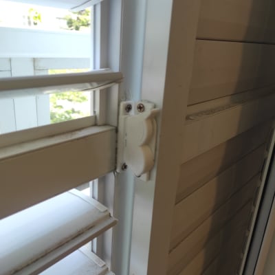 תריסים לבנים עם מנגנון סגירה לבן