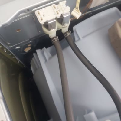 חיבורים חשמליים עם כבלים ומחברים במכשיר חשמלי