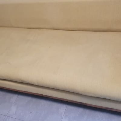 ספה בצבע בז