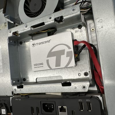 כונן SSD מותקן במחשב עם חיבורים פנימיים