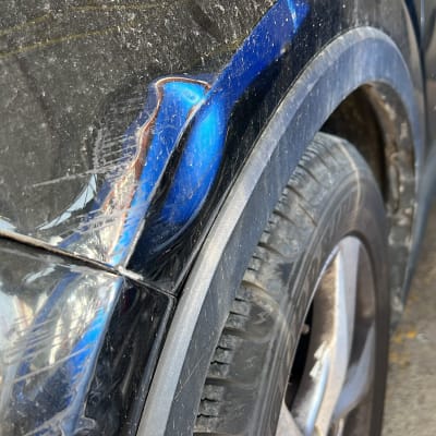 פגיעה בפח רכב עם שריטות ושקע