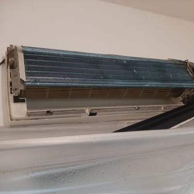 יחידת מיזוג אוויר מפורקת עם צינורות חשופים