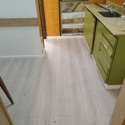 רצפת פרקט עץ בהירה במטבח קטן